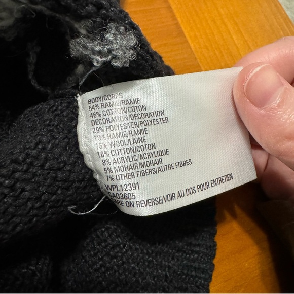 Vintage Santa Sweater - Picture 8 of 9